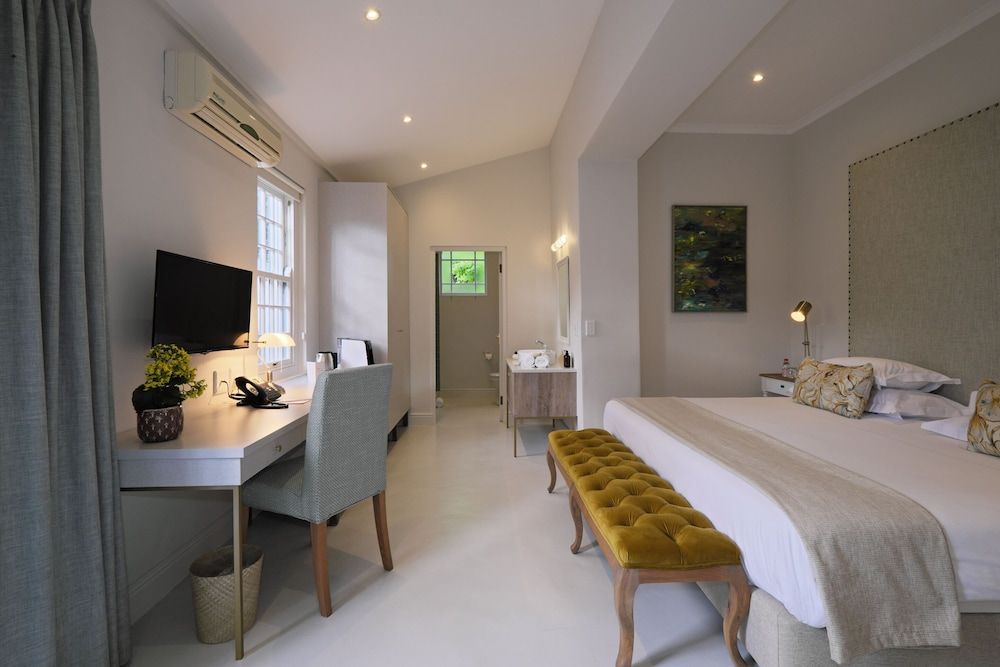 Chapter House Boutique Hotel Deluxe Double Room, 1 King Bed, Ground Floor 4