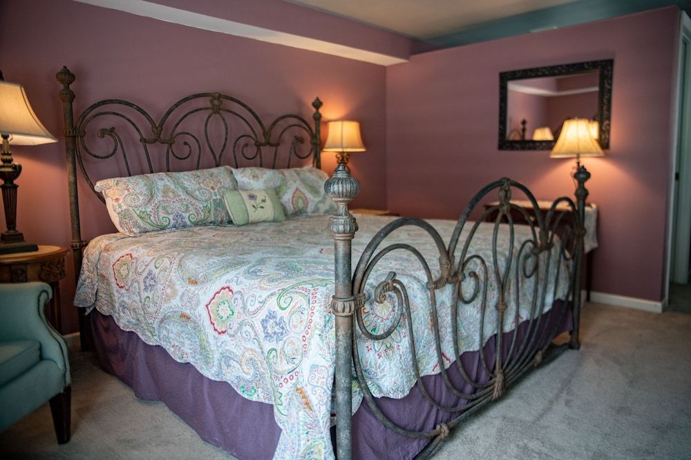 The Lake (King Bed) Carriage House