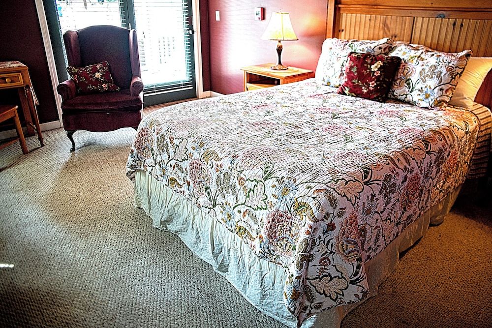 The Lily Pond (Queen) Carriage House