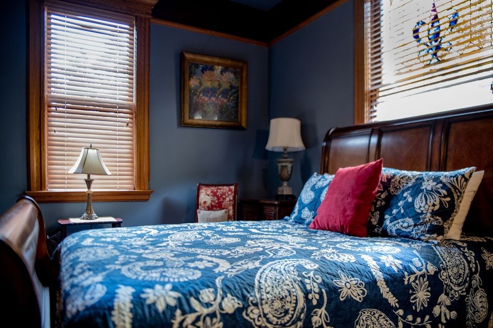 The Oak (Queen with Bathtub) Main House