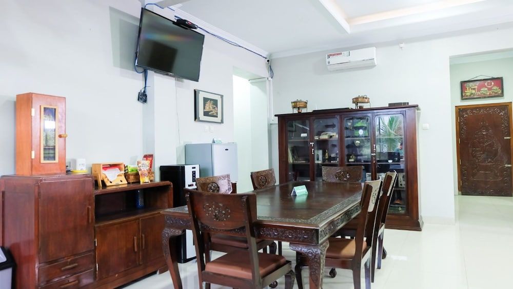 Villa Prambanan Jogja with Private Swimming Pool by Simply Homy Family Villa, 6 Bedrooms 6