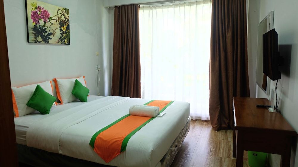 Villa Prambanan Jogja with Private Swimming Pool by Simply Homy Family Villa, 6 Bedrooms 3