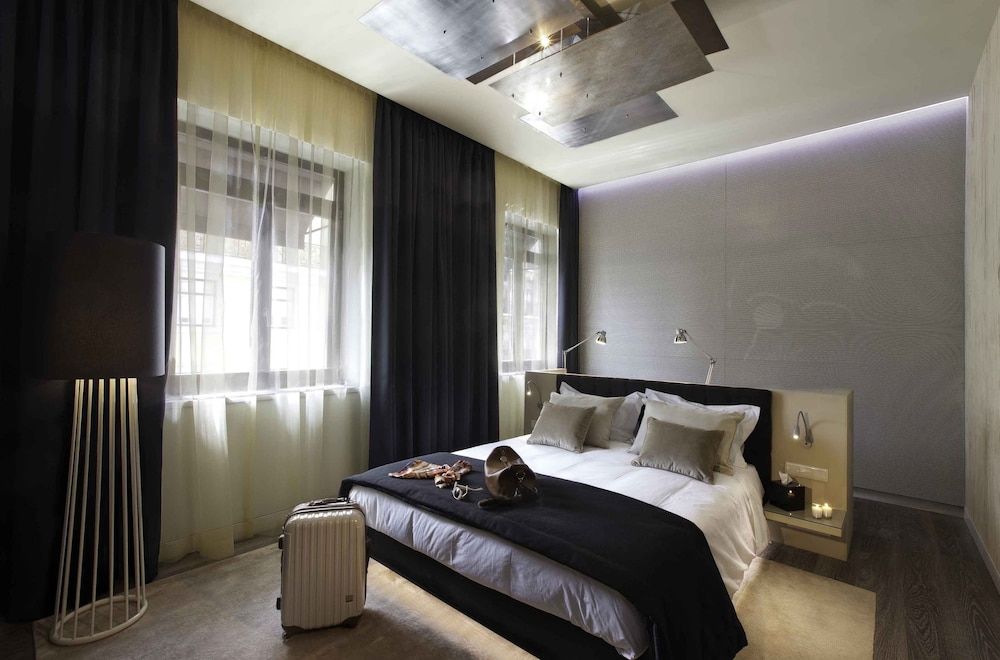undefined 9Hotel Mercy 3