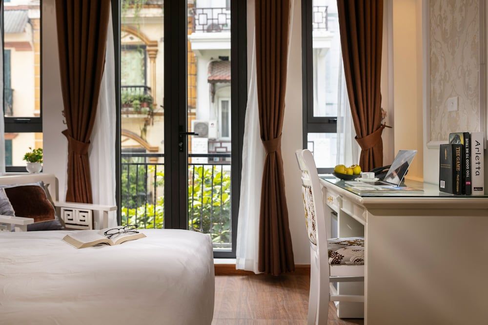 Trang Trang Luxury Hotel Junior Double Room, Balcony, City View 6