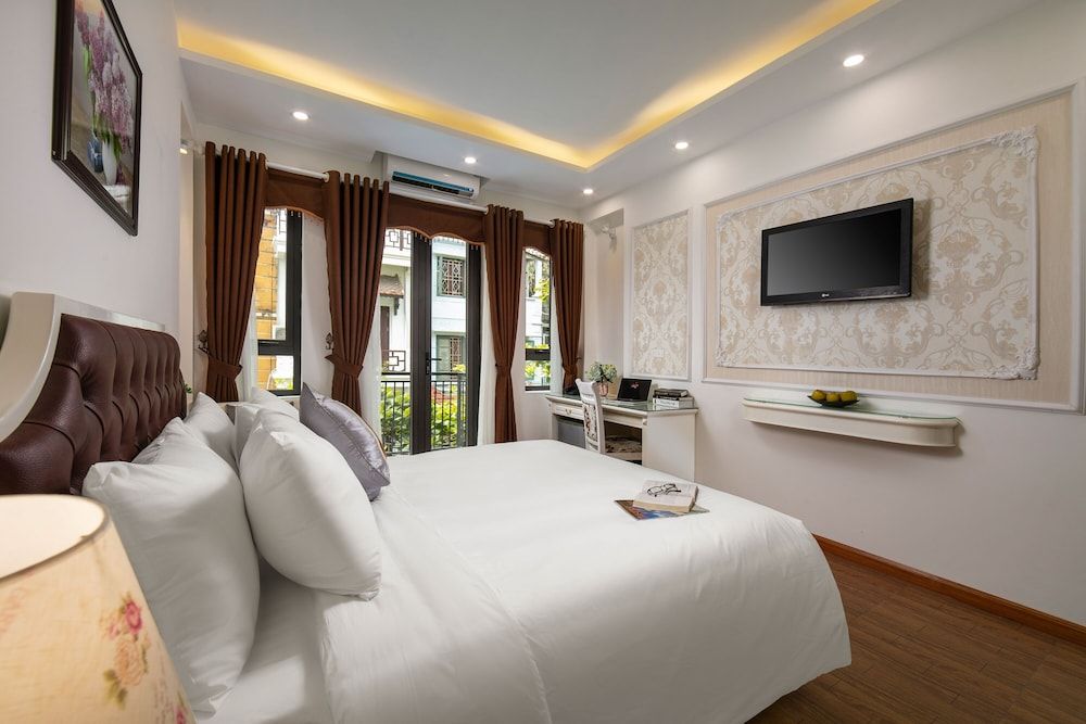 Trang Trang Luxury Hotel Junior Double Room, Balcony, City View 4