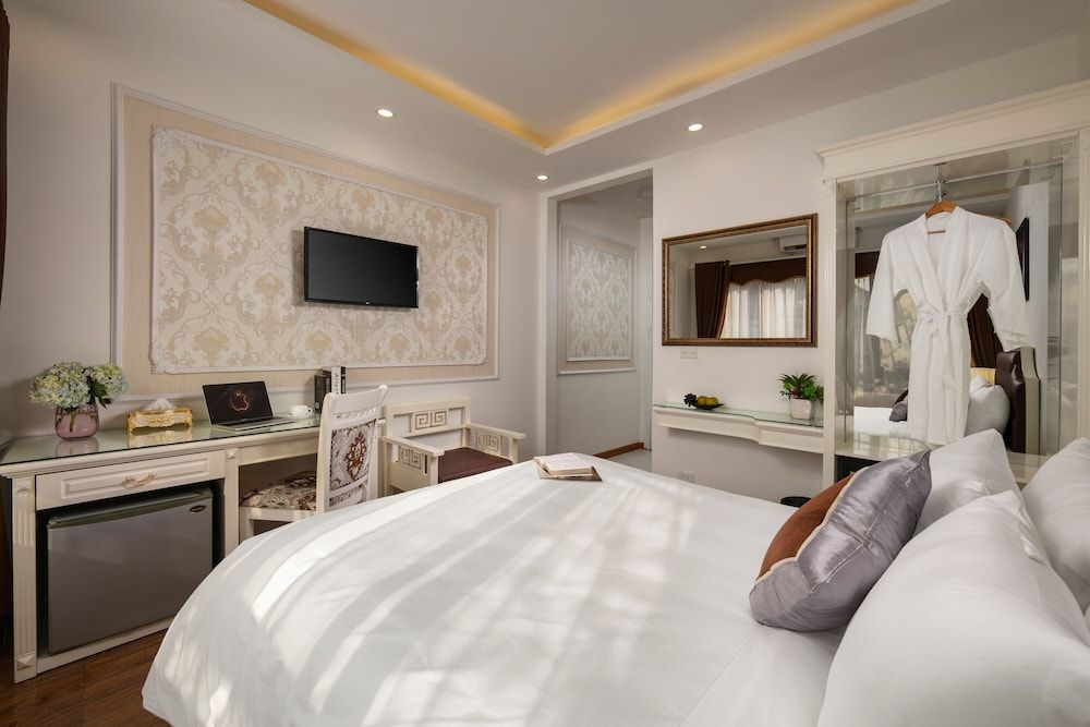 Trang Trang Luxury Hotel Executive Double Room, City View 3