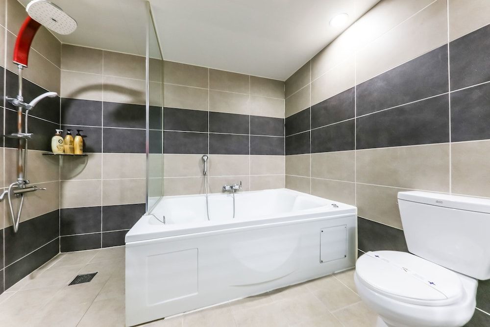 Cheonan K Hotel Suite, Jetted Tub 5