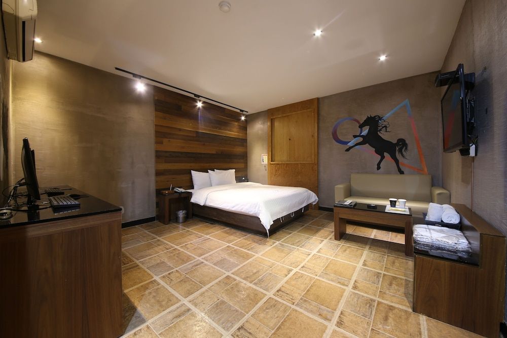 Cheonan K Hotel Suite, Jetted Tub 4