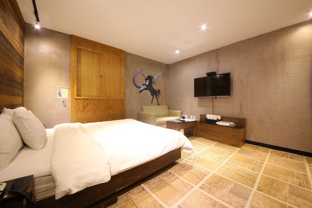 Cheonan K Hotel Suite, Jetted Tub 3