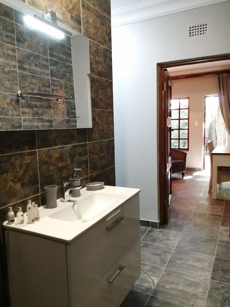 Ikamu's lodge Deluxe Double Room (Table Mountain) 5