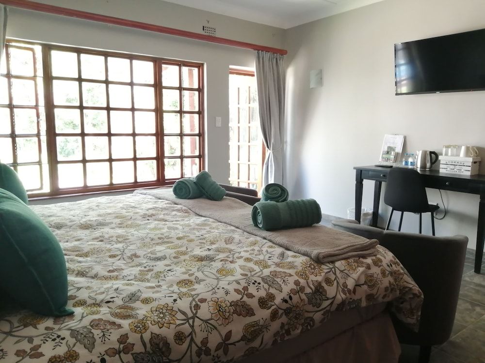 Ikamu's lodge Deluxe Double Room 4