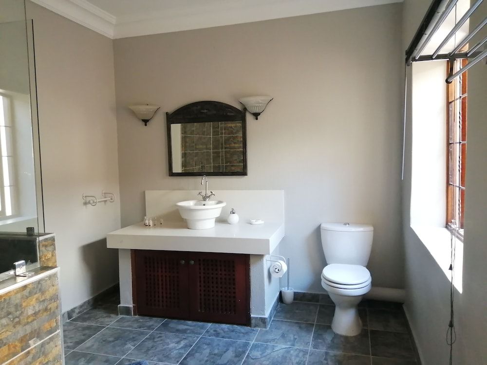 Ikamu's lodge Deluxe Double Room 6