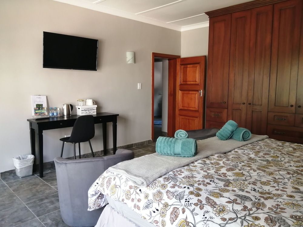 Ikamu's lodge Deluxe Double Room 3