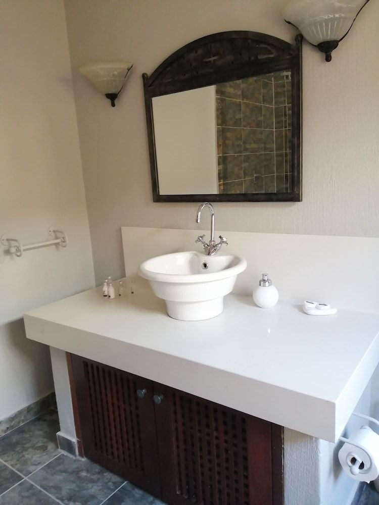 Ikamu's lodge Deluxe Double Room 7