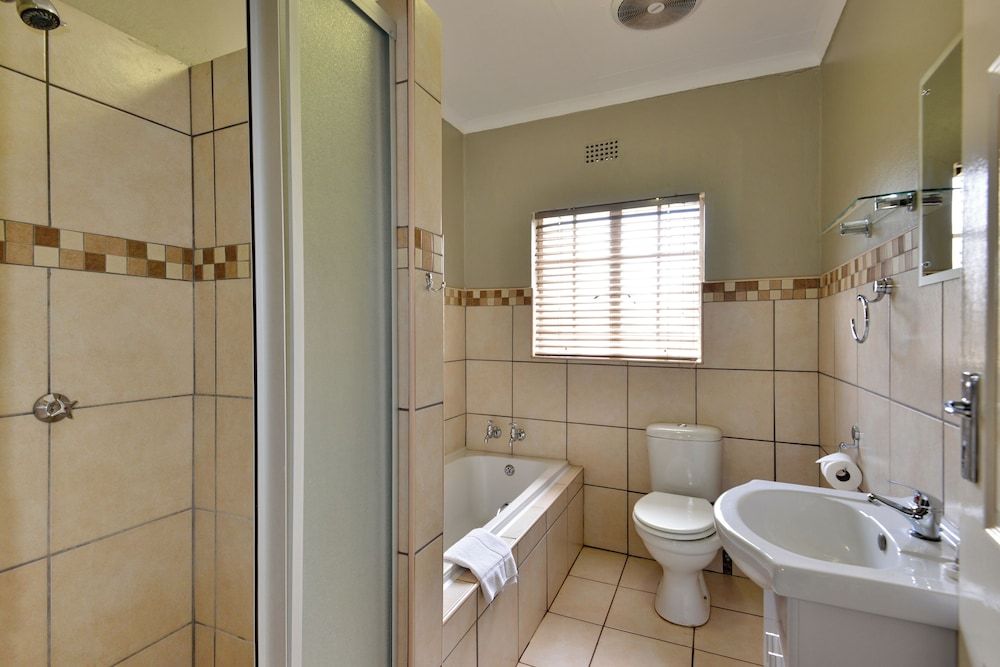 Sundown Country Estate Executive Chalet 4