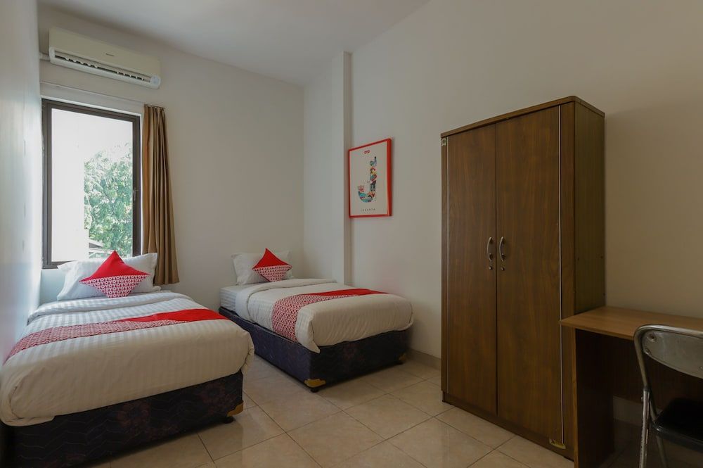 undefined Super OYO 866 Idola Residence 2