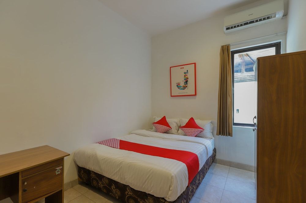 Super OYO 866 Idola Residence Standard Double Room 3