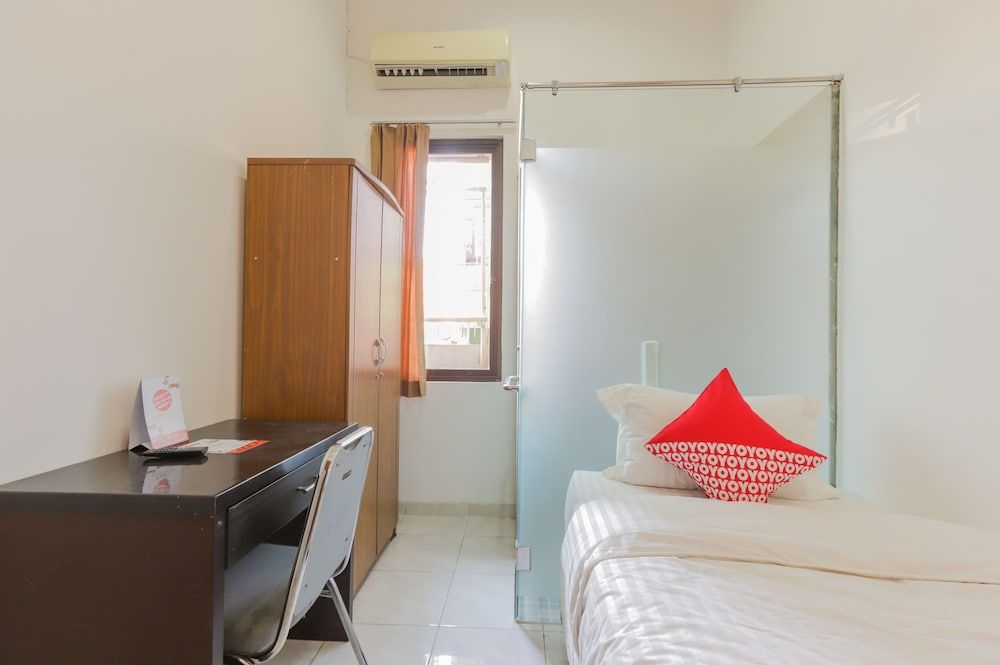 undefined Super OYO 866 Idola Residence 10