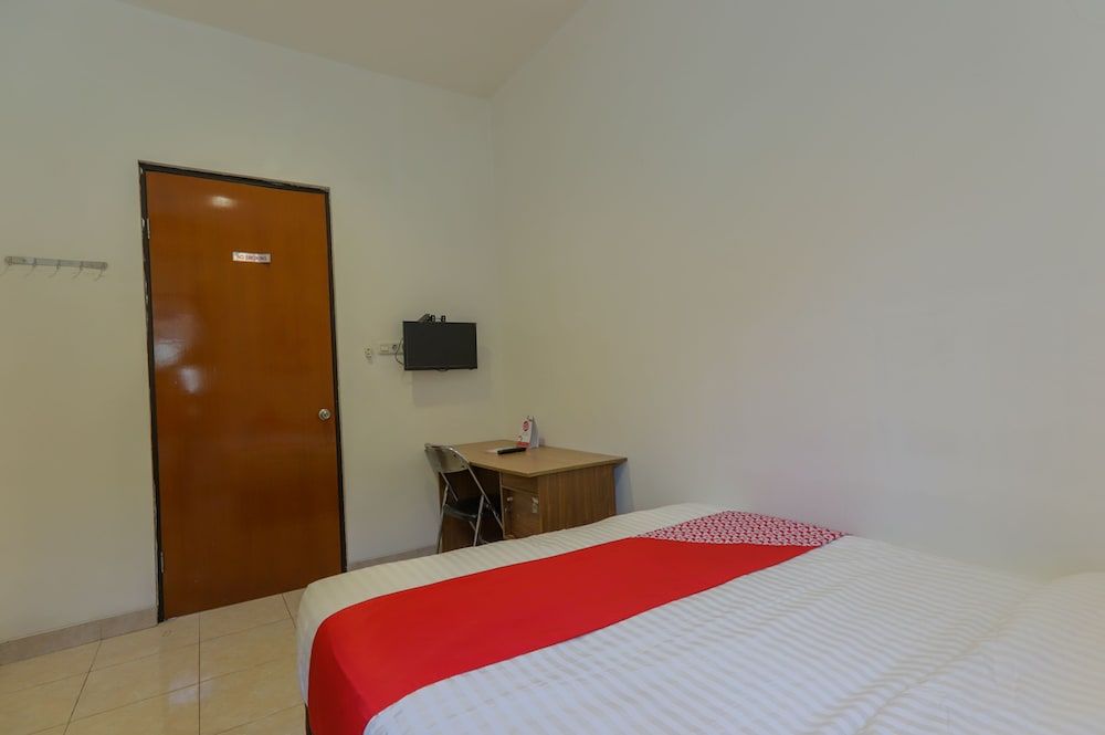 Super OYO 866 Idola Residence Standard Double Room 4