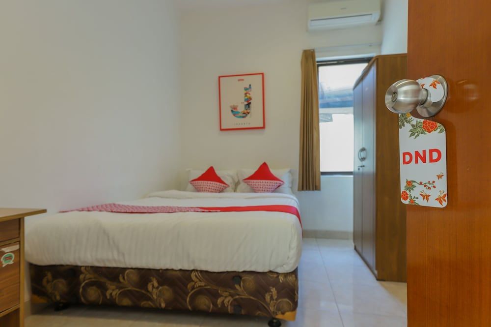 Super OYO 866 Idola Residence Standard Double Room 6