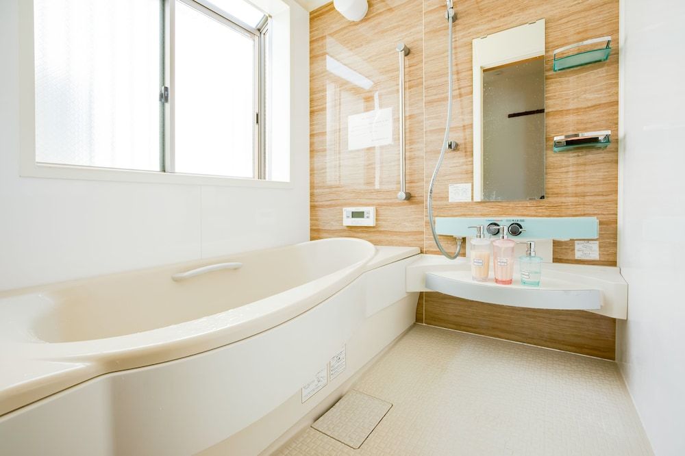 Deep soaking bathtub