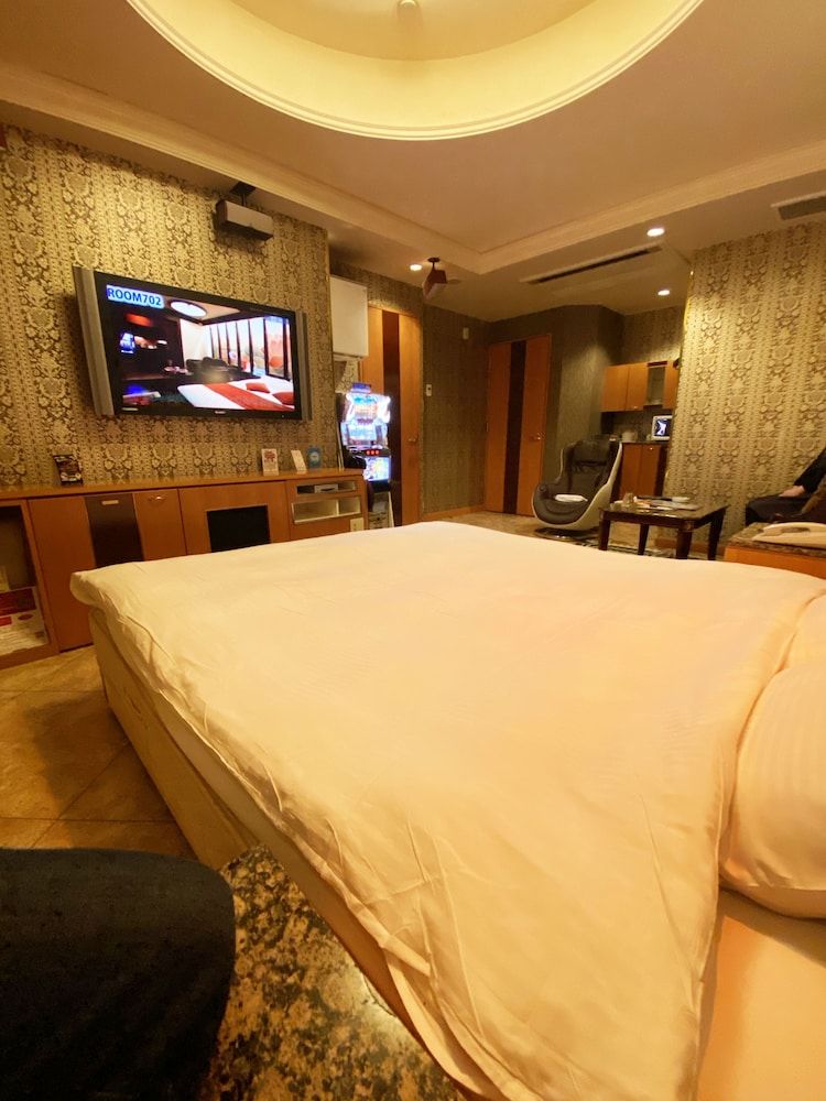 Queen Room, Run of House