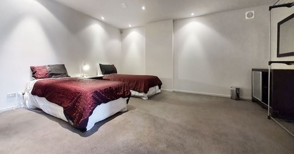 undefined Lakefront Living - 4 Bedrm Apartmt Alpine Village 7