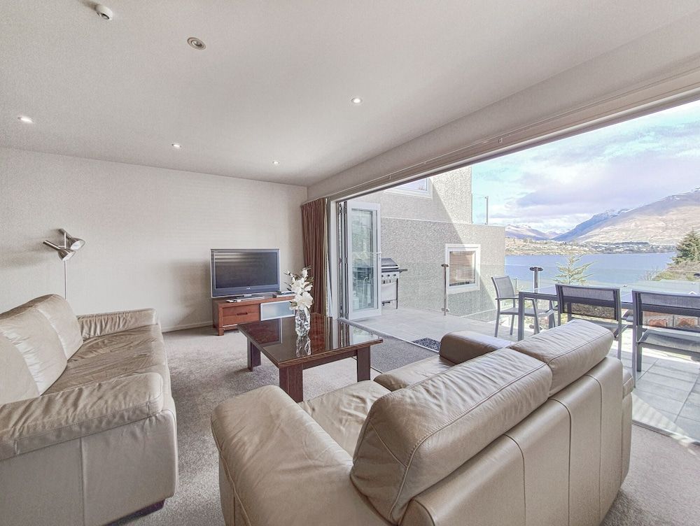 undefined Lakefront Living - 4 Bedrm Apartmt Alpine Village 3