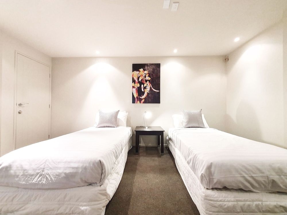 undefined Lakefront Living - 4 Bedrm Apartmt Alpine Village 6