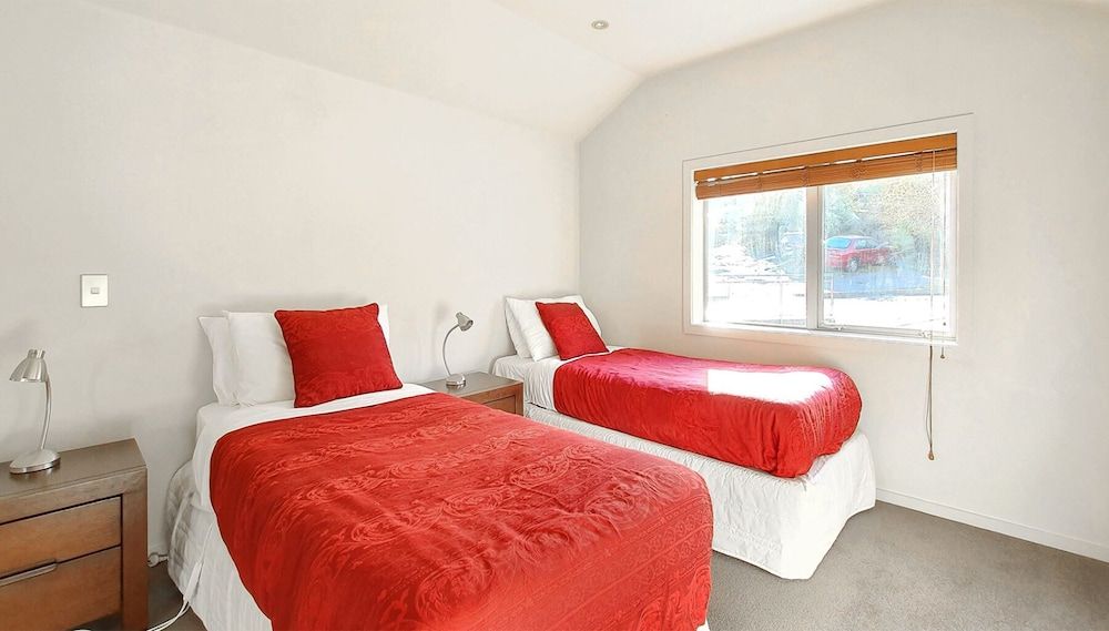 undefined Lakefront Living - 4 Bedrm Apartmt Alpine Village 4