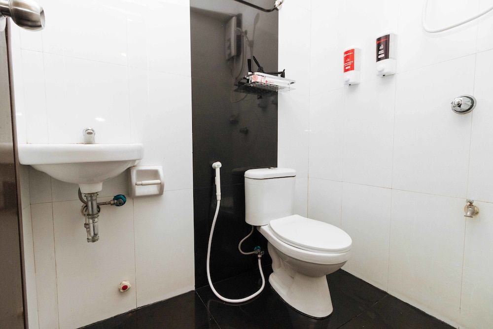 RedDoorz near Bambang Station Double Room 5