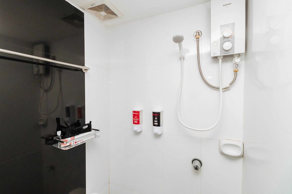 RedDoorz near Bambang Station Double Room 7