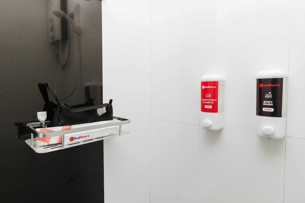 RedDoorz near Bambang Station Double Room 6