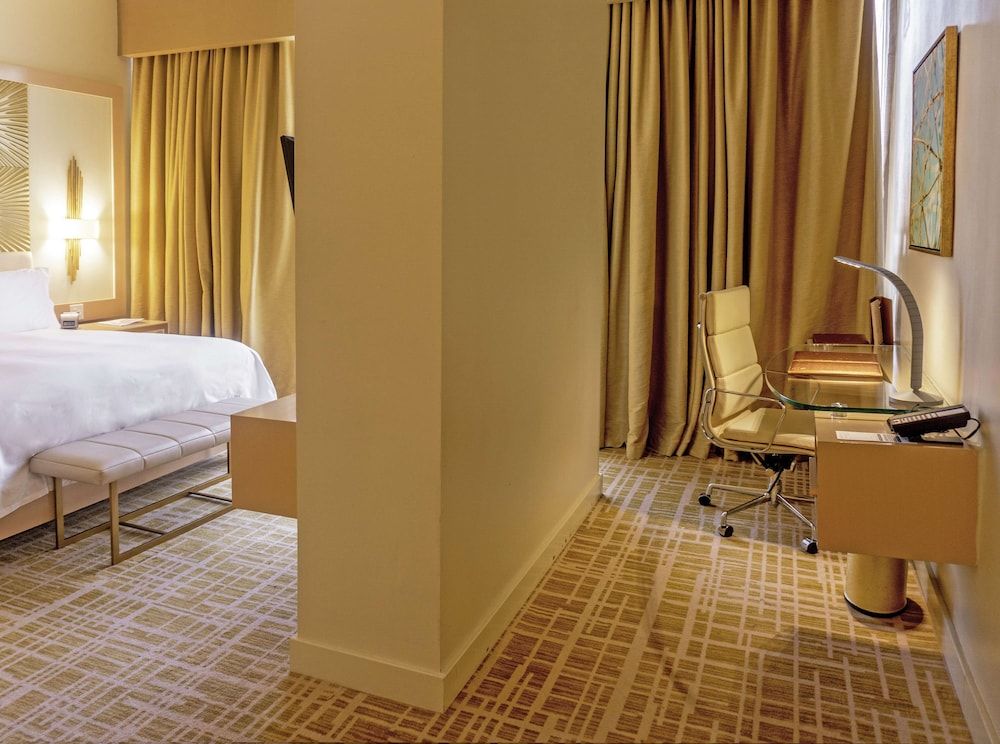 Deluxe Room, 1 King Bed, Accessible, Non Smoking