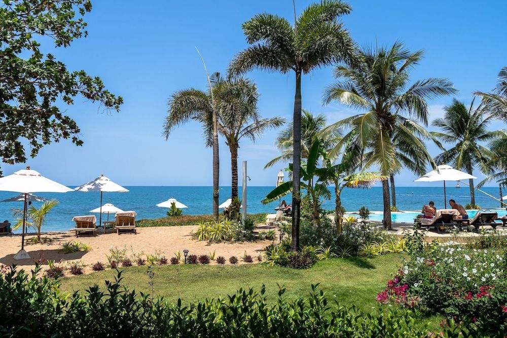 Lanta Palace Beach Resort and Spa Luxury Room, 1 King Bed, Terrace, Beach View 2