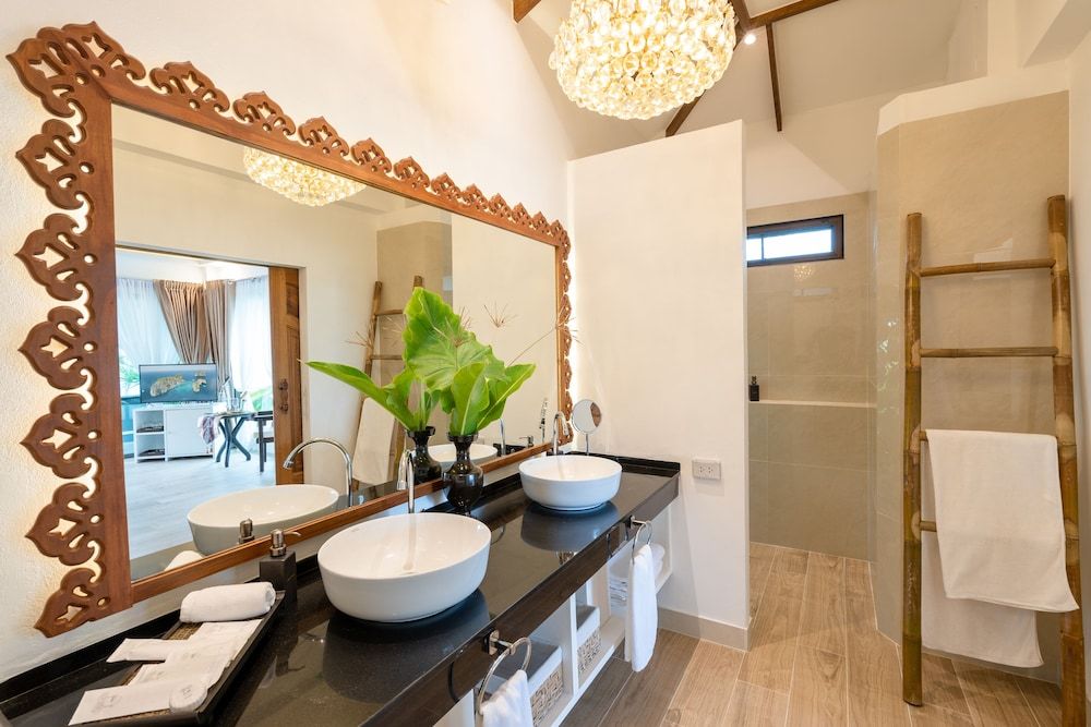 Lanta Palace Beach Resort and Spa Luxury Room, 1 King Bed, Terrace, Partial Sea View 2