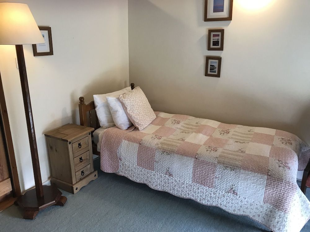 The Stables Triple Room, Ensuite (The Blythburgh Room) 2