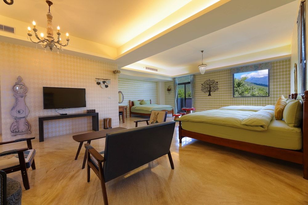 Floral Land B&B Family Room 7