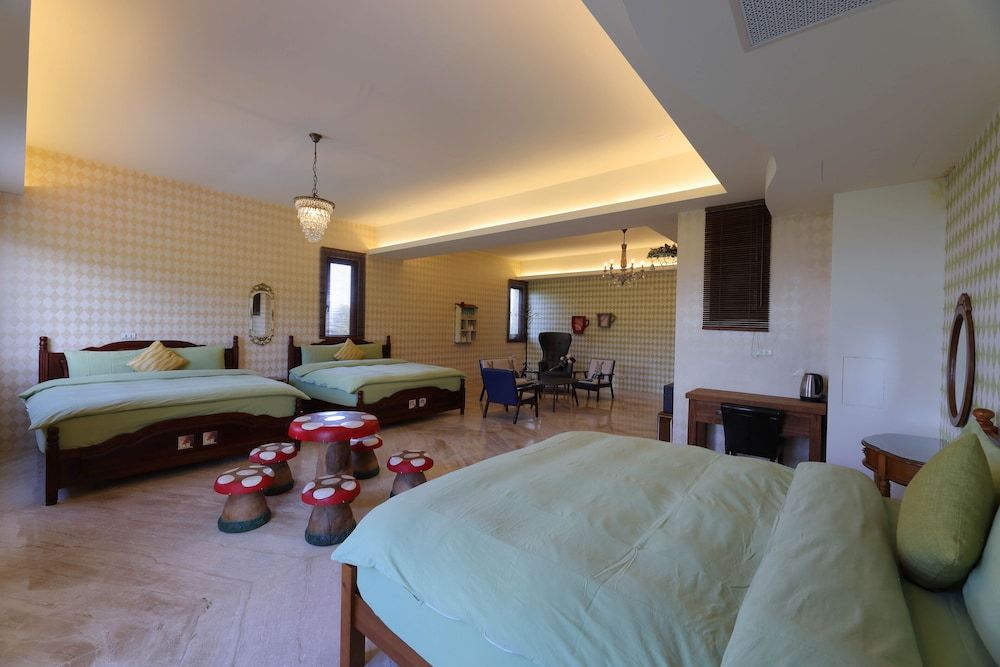 Floral Land B&B Family Room 16