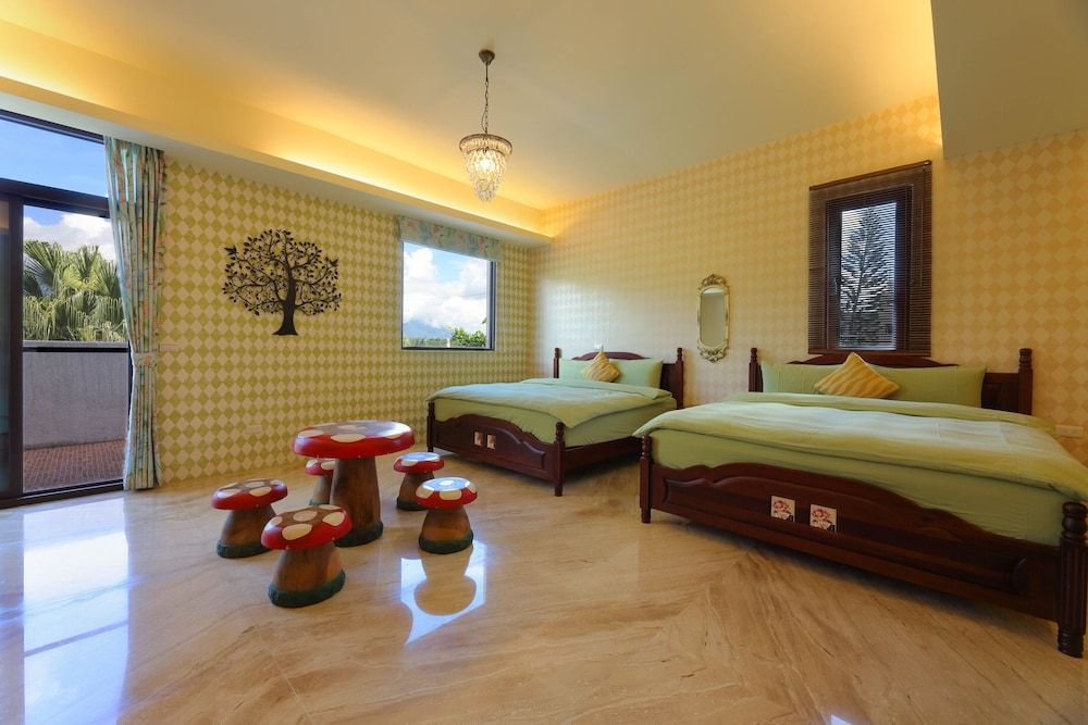 Floral Land B&B Family Room 9