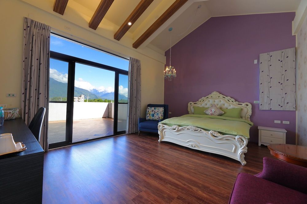 Floral Land B&B Deluxe Double Room 17