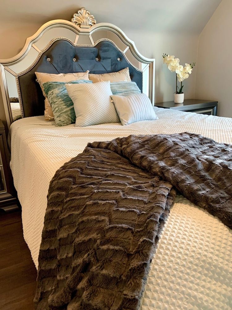 undefined The Oakwood Cottage - With Yard & Parking 9