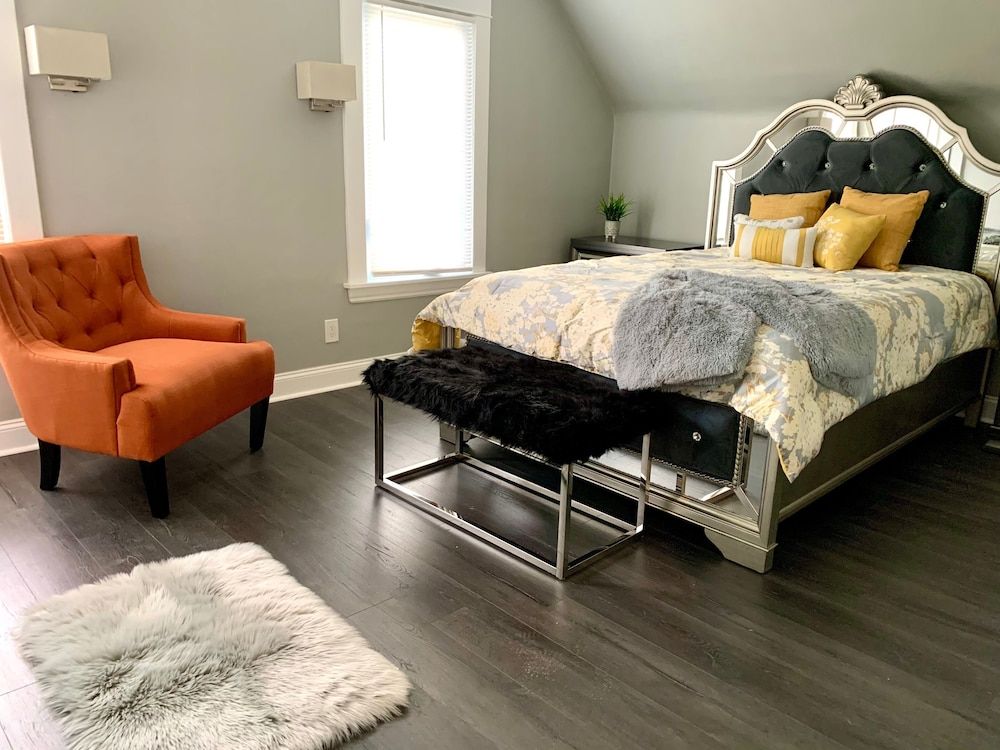 undefined The Oakwood Cottage - With Yard & Parking