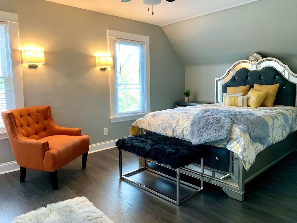 undefined The Oakwood Cottage - With Yard & Parking 3