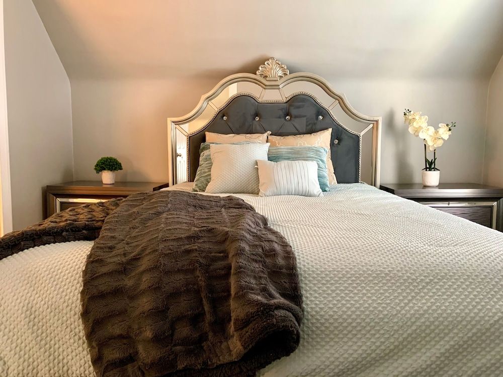 undefined The Oakwood Cottage - With Yard & Parking 7