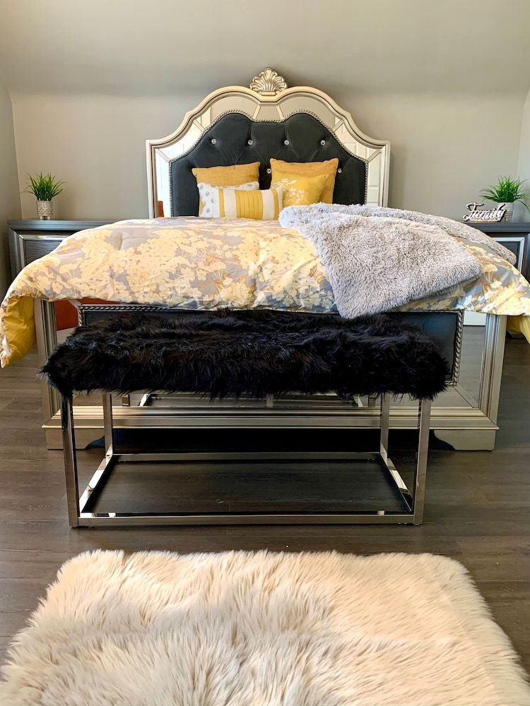 undefined The Oakwood Cottage - With Yard & Parking 4