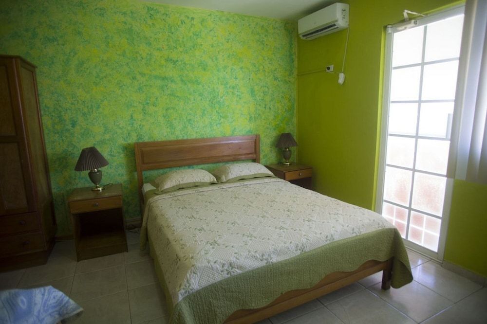 Queen and 1 Twin Room, Sea View, Balcony
