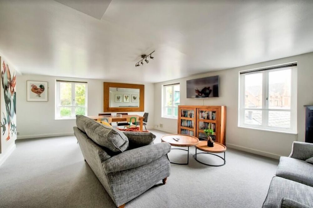 undefined JOIVY Modern Scottish Apt. Next to Royal Mile w/ Parking 6