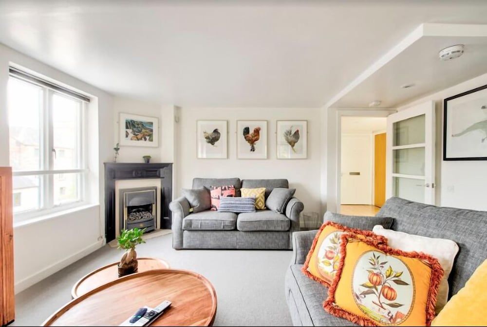 undefined JOIVY Modern Scottish Apt. Next to Royal Mile w/ Parking 8