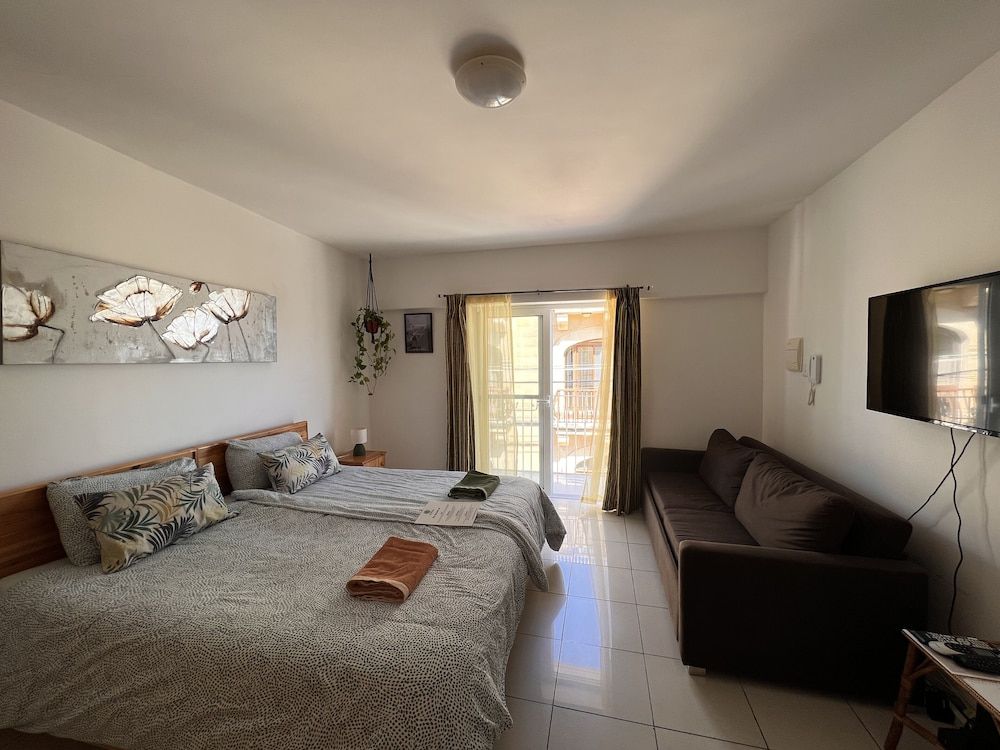 All Nations Holiday Home Family Triple Room, Balcony, City View 6